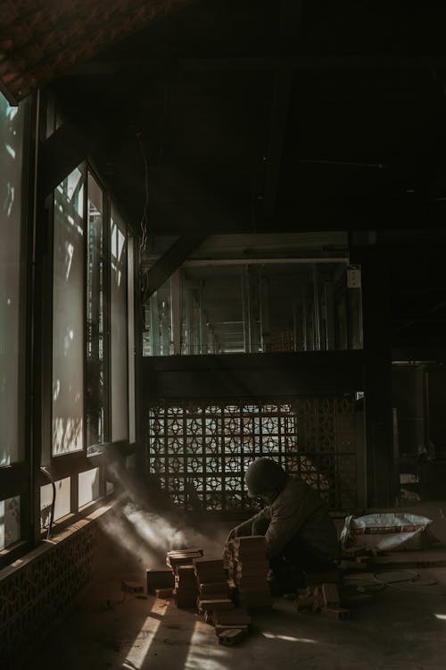 Foto profissional grátis de abandonado, edifício interior, escuro