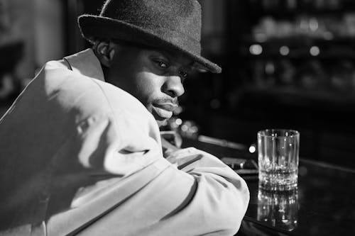 Afrikalı Amerikalı, bar, bar tezgahı içeren Ücretsiz stok fotoğraf