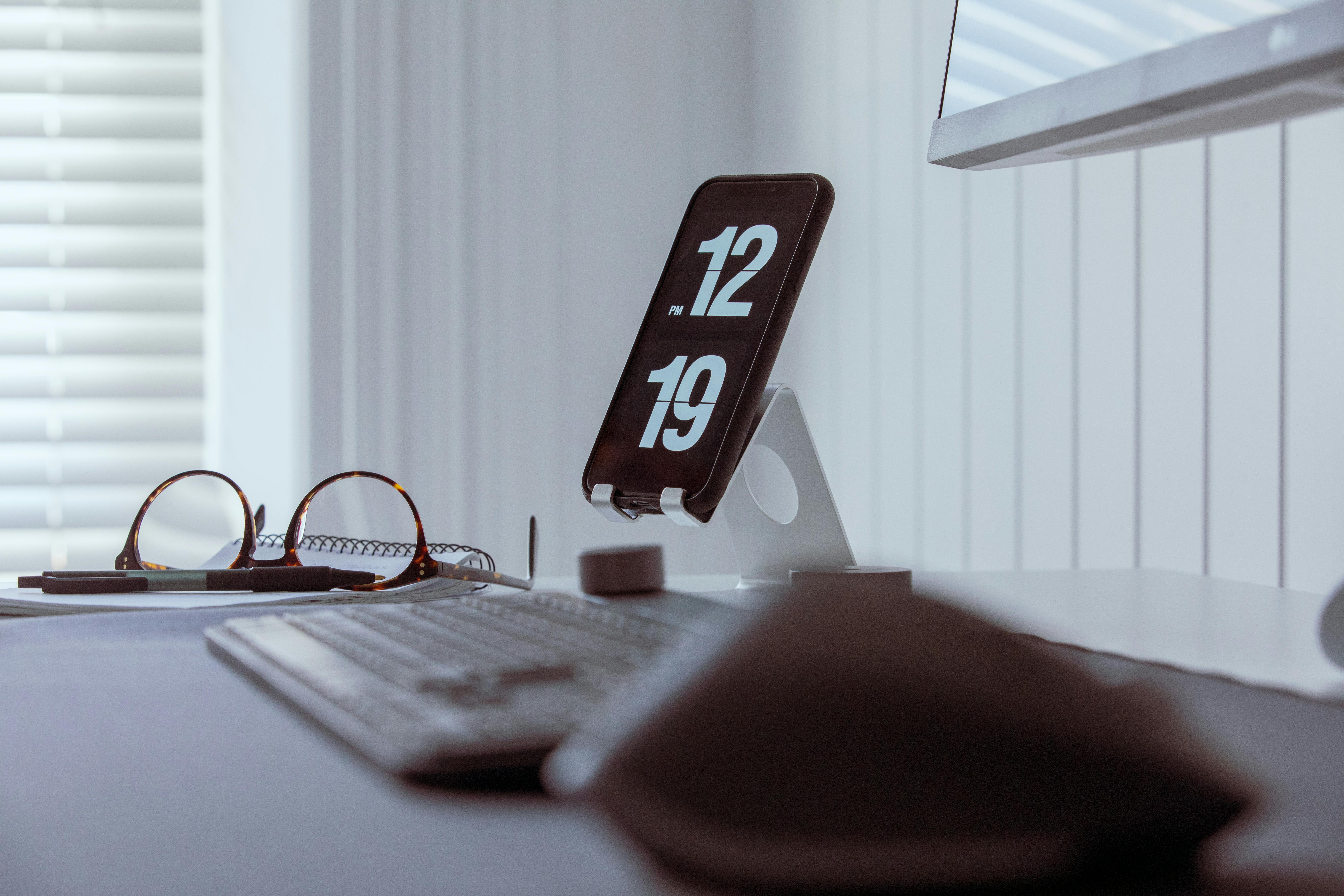 lifestyle hours digital minimalism — Photo by Lucian Petrean on Pexels