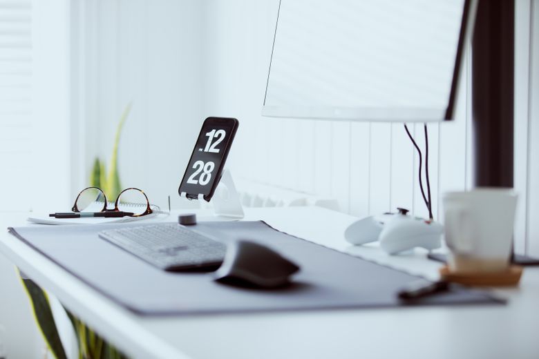 Ergonomische Büroausstattung für Unternehmen 7 Modern eingerichteter ergonomischer Arbeitsplatz mit höhenverstellbarem Schreibtisch