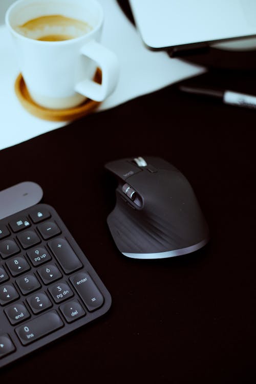 Free Black Computer Mouse on the Table Stock Photo