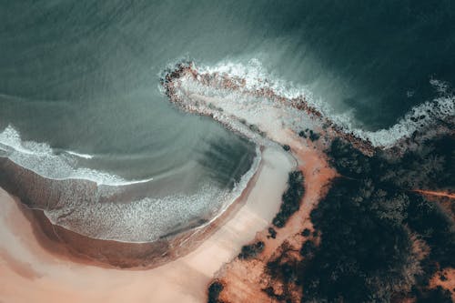 Free Aerial View of Crashing Waves on the Shore Stock Photo