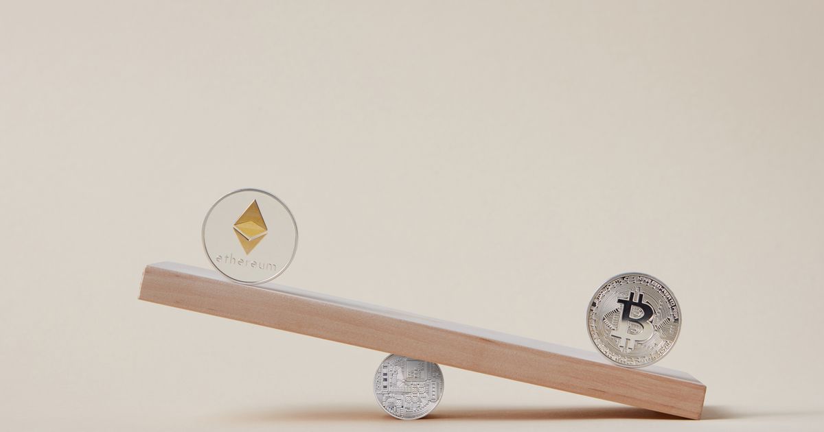 Coins balanced on scales used to illustrate types of hedging in finance