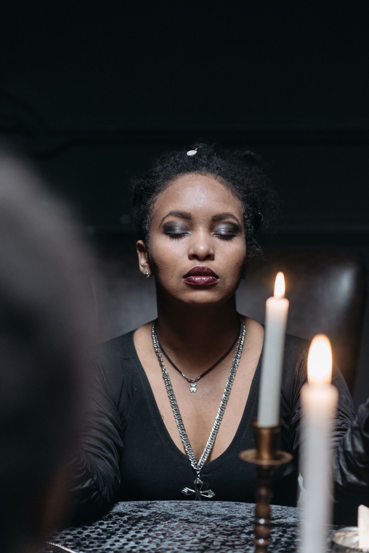 Mujer con los ojos cerrados a la luz de las velas