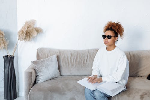 Ilmainen kuvapankkikuva tunnisteilla afroamerikkalaiset naiset, aurinkolasit, istuminen