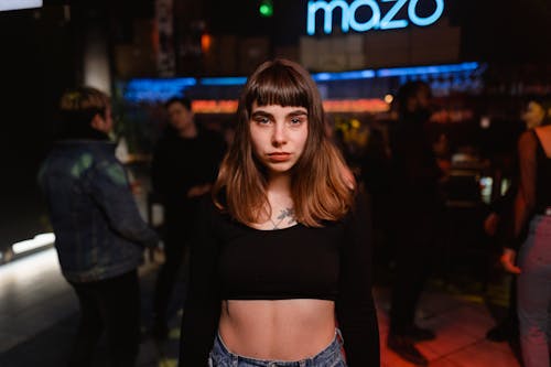 Gratis lagerfoto af bar, crop top, kaukasisk kvinde