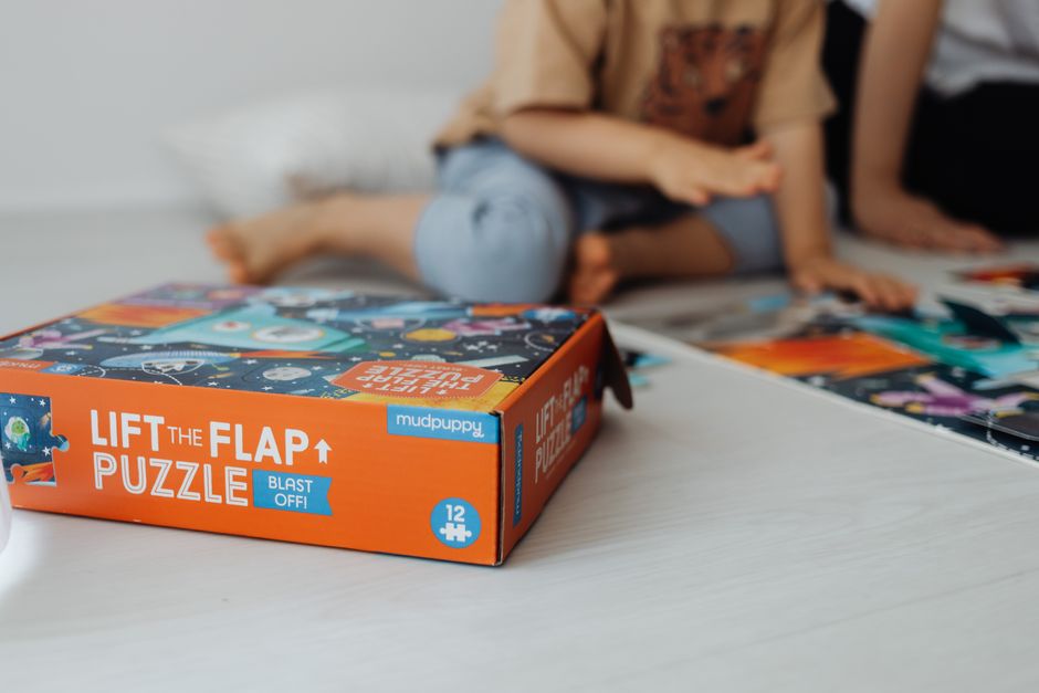 Kleurrijke mozaïek van gebroken tegels op muur. Kleurrijke mozaïek van gebroken tegels op muur.