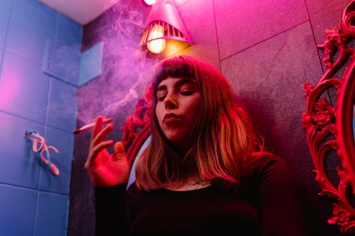 Femme séduisante dans une ambiance rose néon