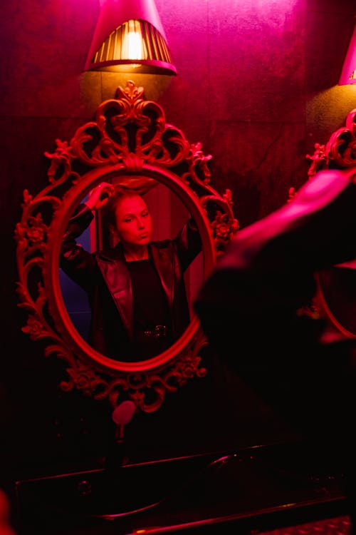 Foto profissional grátis de espelho, luz vermelha, mulher