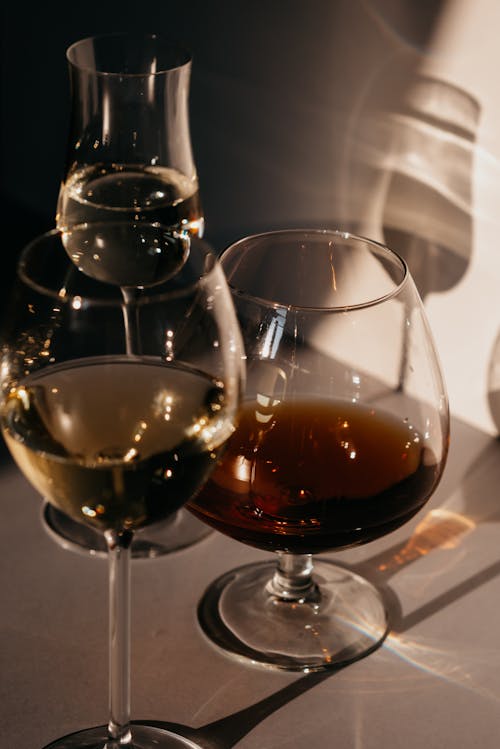 Бесплатное стоковое фото с алкогольный напиток, вертикальный выстрел, винные бокалы