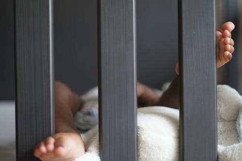 兒子, 嬰兒床, 寶寶的腳 的 免費圖庫相片