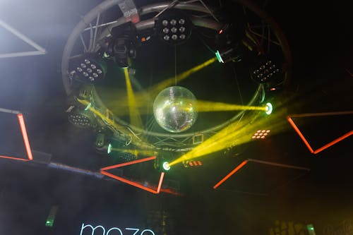 disko topu, neon ışıklar, stroboskop ışıkları içeren Ücretsiz stok fotoğraf