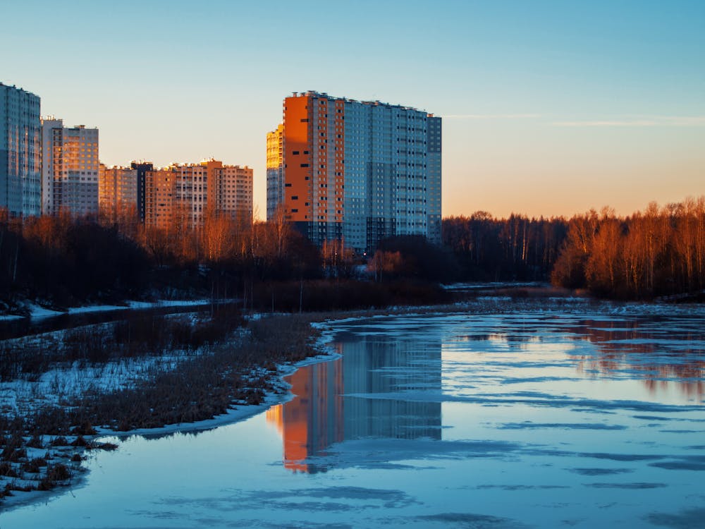 Безкоштовне стокове фото на тему «будівлі, вертикальні постріл, водойма»