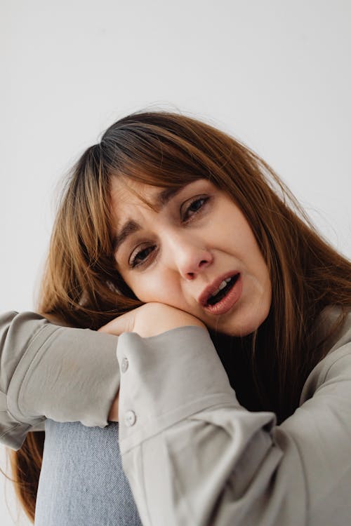 Une Jeune Femme Cache Le Nez Dans Le Foulard Se Sentant Froid à Cause De La  Température élevée Photo stock - Image du reste, fille: 234670566