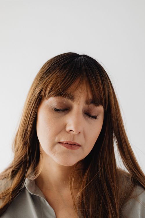 Free Portrait of a woman with closed eyes, exuding calmness and peace. Stock Photo
