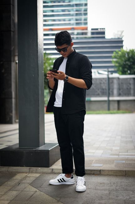 Overshirt nera lasciata aperta su una t-shirt bianca, sneakers per stare comoda.
#stiledelgiorno #black #shirt #sneakers