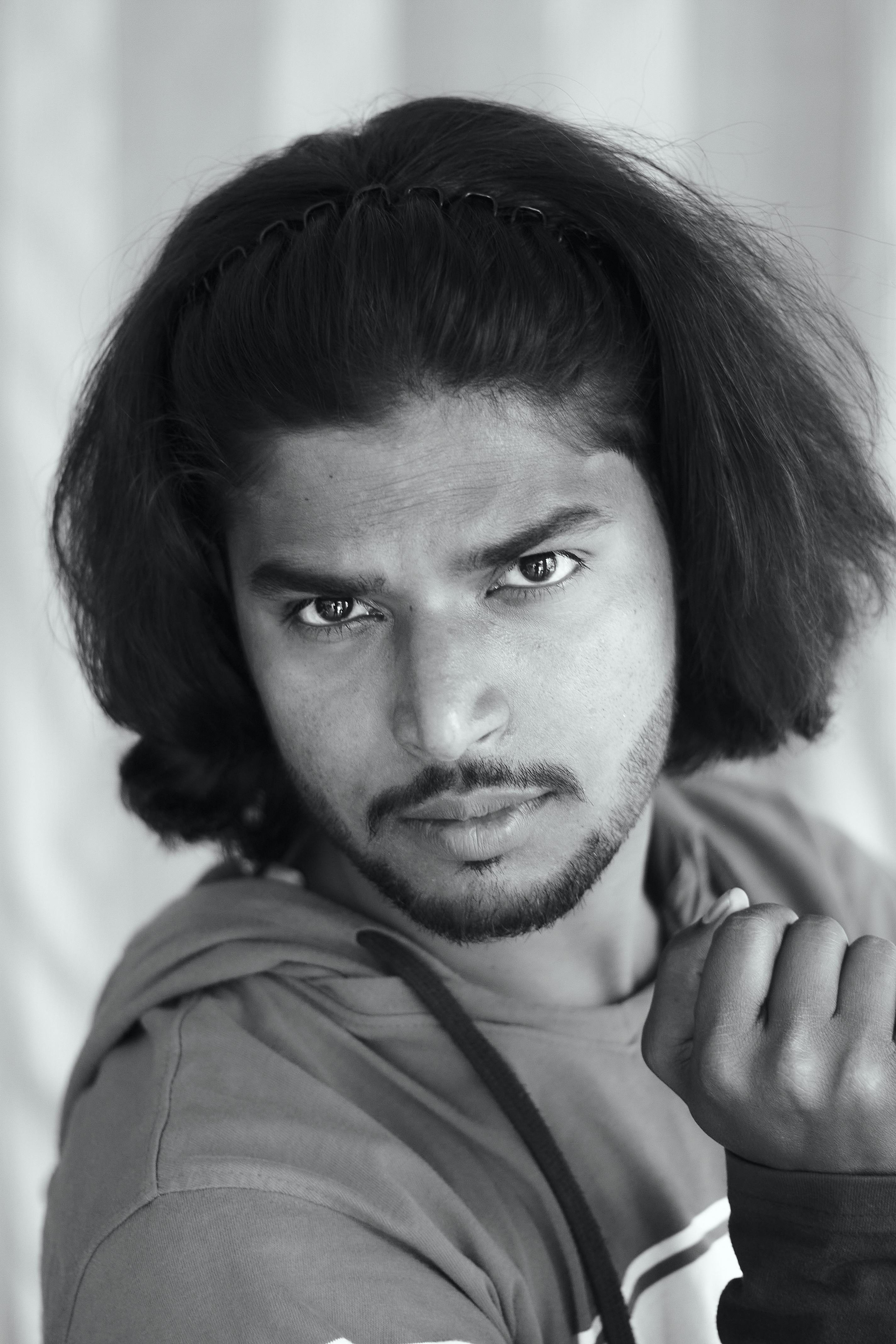 Zadarmo Fotografie V Odtieňoch šedej Pekného Muža S čelenkou Pri Pohľade Do Fotoaparátu Fotka z fotobanky