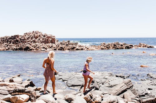 Foto profissional grátis de amigos, costa rochosa, férias