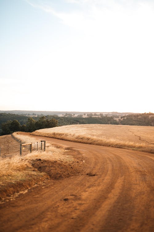 Kostenloses Stock Foto zu braunes feld, feldweg, landschaft