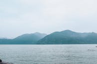 在多云的天空下，宁静的湖景显得格外美丽