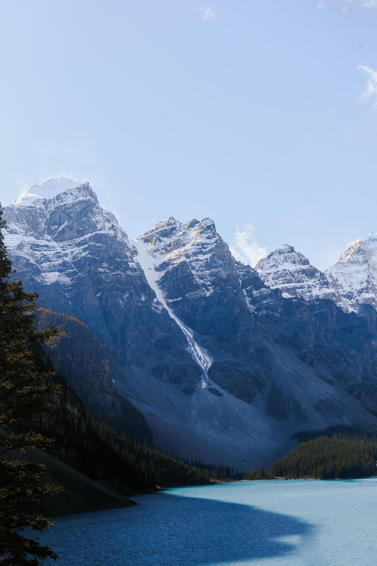 Jezioro Moraine w Parku Narodowym Banff otoczone ośnieżonymi górami