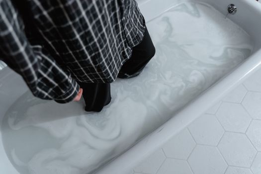 将缩水羊毛衫浸泡在含有护发素的温水中