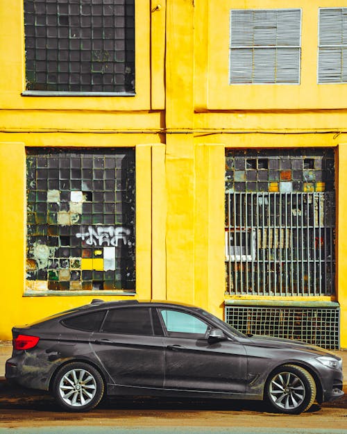 araba, bina, BMW içeren Ücretsiz stok fotoğraf