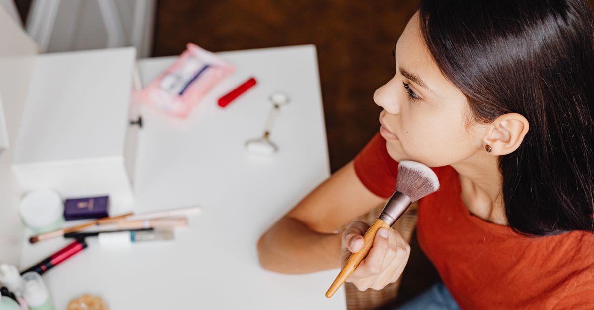 Maquillage hybride : comment bien le choisir selon votre type de peau