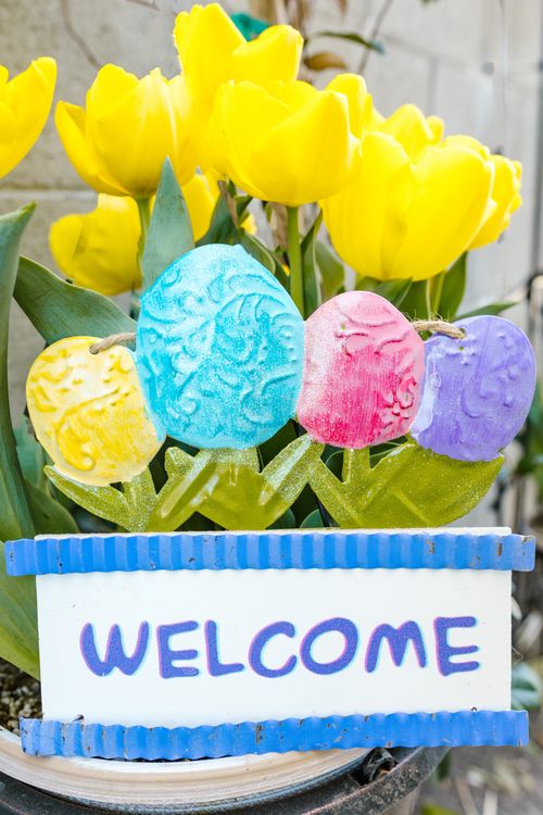 Free A vibrant welcome sign with yellow tulips, symbolizing spring and hospitality. Stock Photo