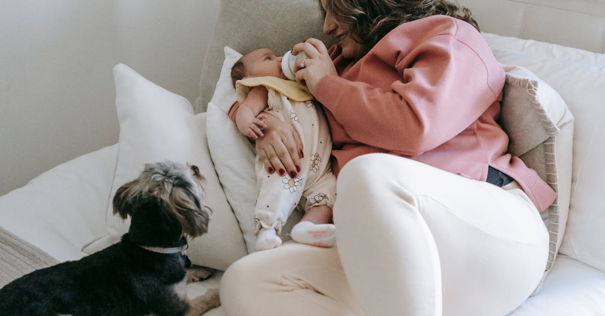 How to wake up a sleepy newborn for feeding