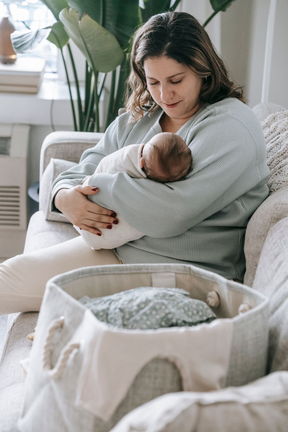 Maman qui tient son nouveau-né dans un moment de tendresse après l'accouchement