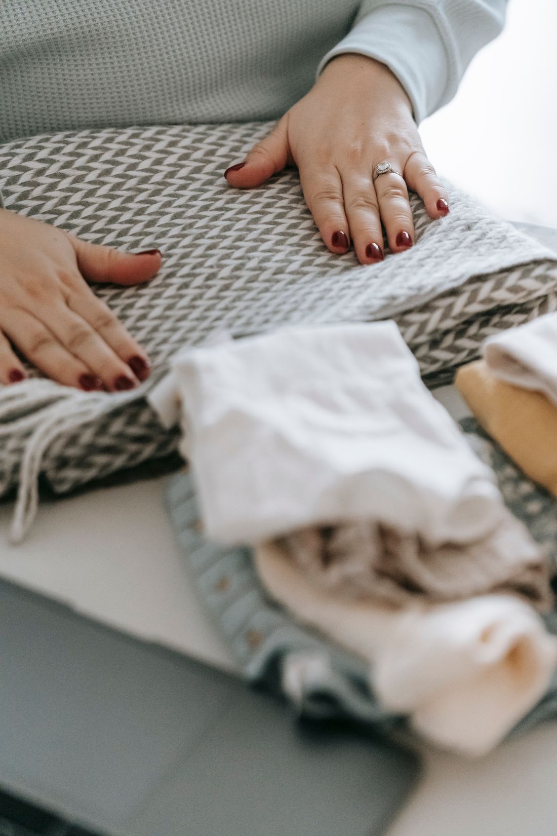 Geste de pliage soigné du linge