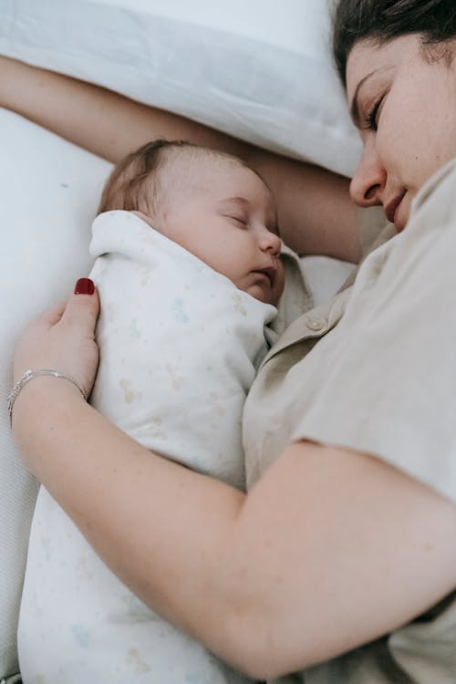 Gratis stockfoto met aanbiddelijk, baby, bed