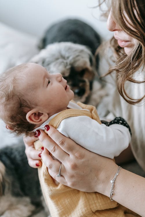 Free A tender moment between a mother and her newborn baby indoors, showcasing love and maternal bonding. Stock Photo