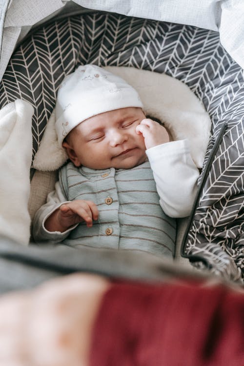 newborn babies sleeping with parents