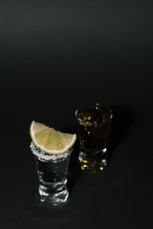 Shot Glass Dengan Irisan Lemon Dan Garam Di Atasnya