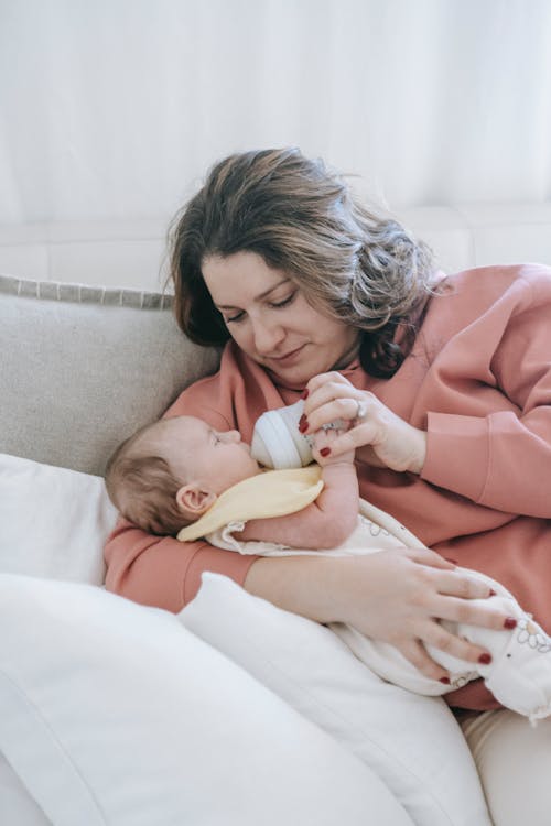 Kostenloses Stock Foto zu baby, bezaubernd, couch