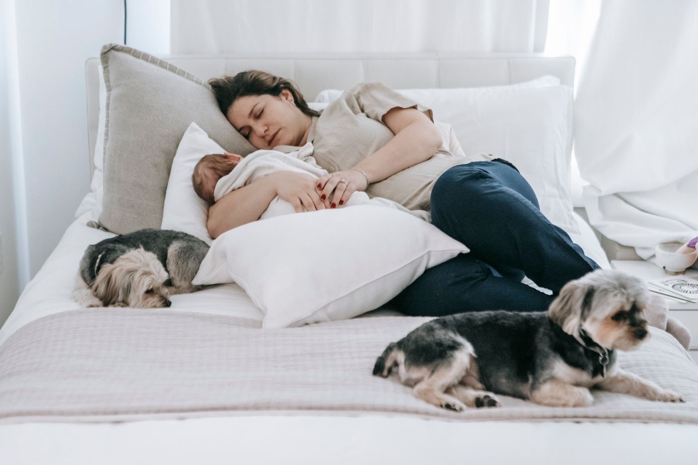 Mãe descansando com bebê