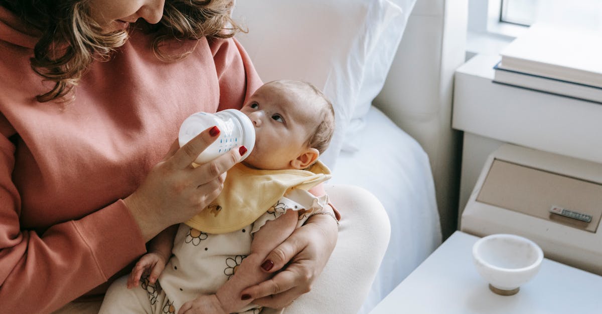 How to feed baby solids with spoon