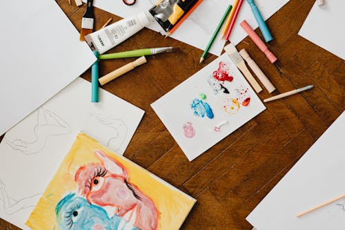 Kostnadsfria Kostnadsfri bild av bordsskiva i trä, färgade pennor, färgrör Stock foto