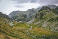 在多云的天空下，郁郁葱葱的绿色山谷和雄伟的山脉令人叹为观止