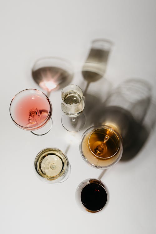 Бесплатное стоковое фото с алкогольные напитки, белая поверхность, вертикальный выстрел