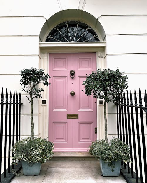 Free Pink entrance door in old building Stock Photo