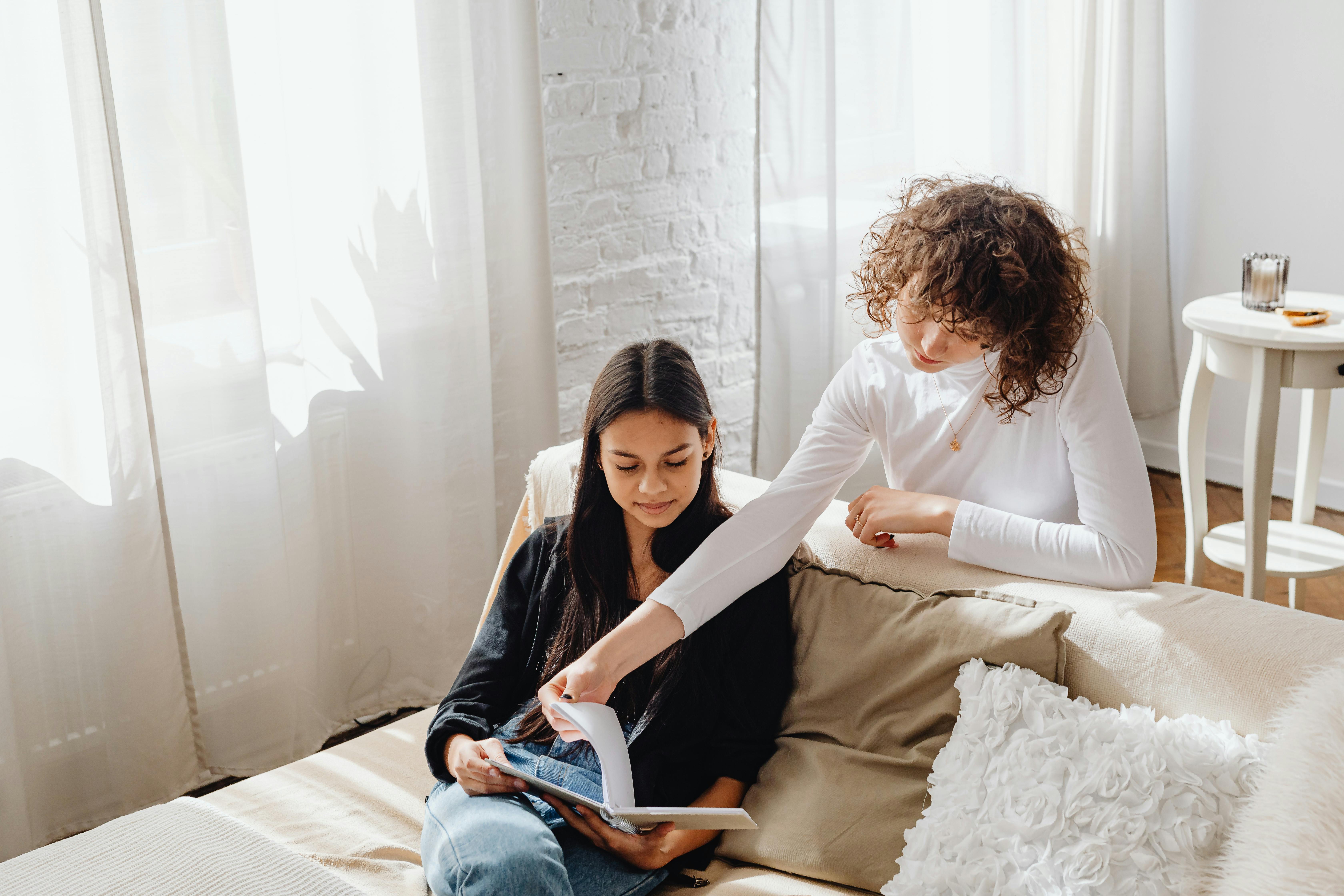 Amigos leyendo juntos en ambiente acogedor