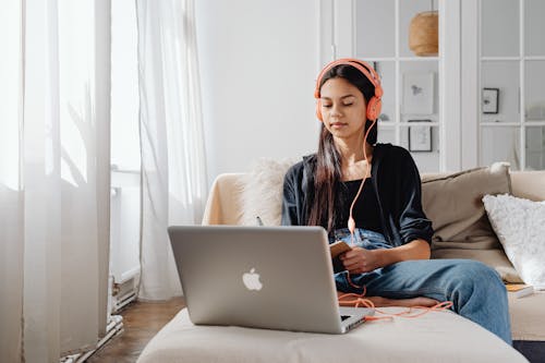 Kostnadsfri bild av använder laptop, bärbar dator, hemma