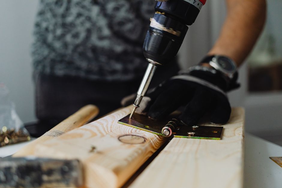 Fixations — Homme toutes mains à Uzerche