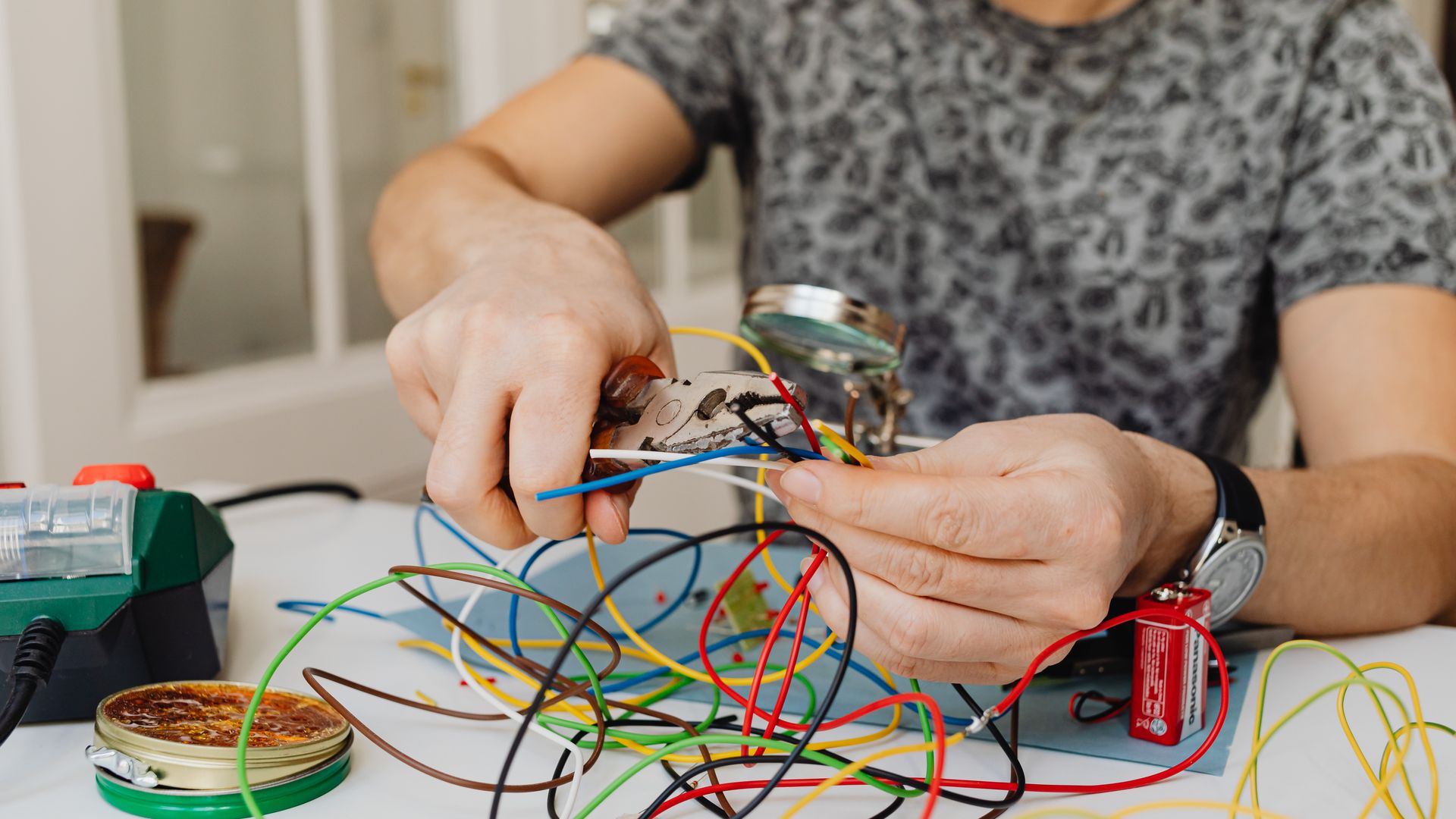 Electrician in Nicosia: What Local Companies Charge — illustrasjonsbilde