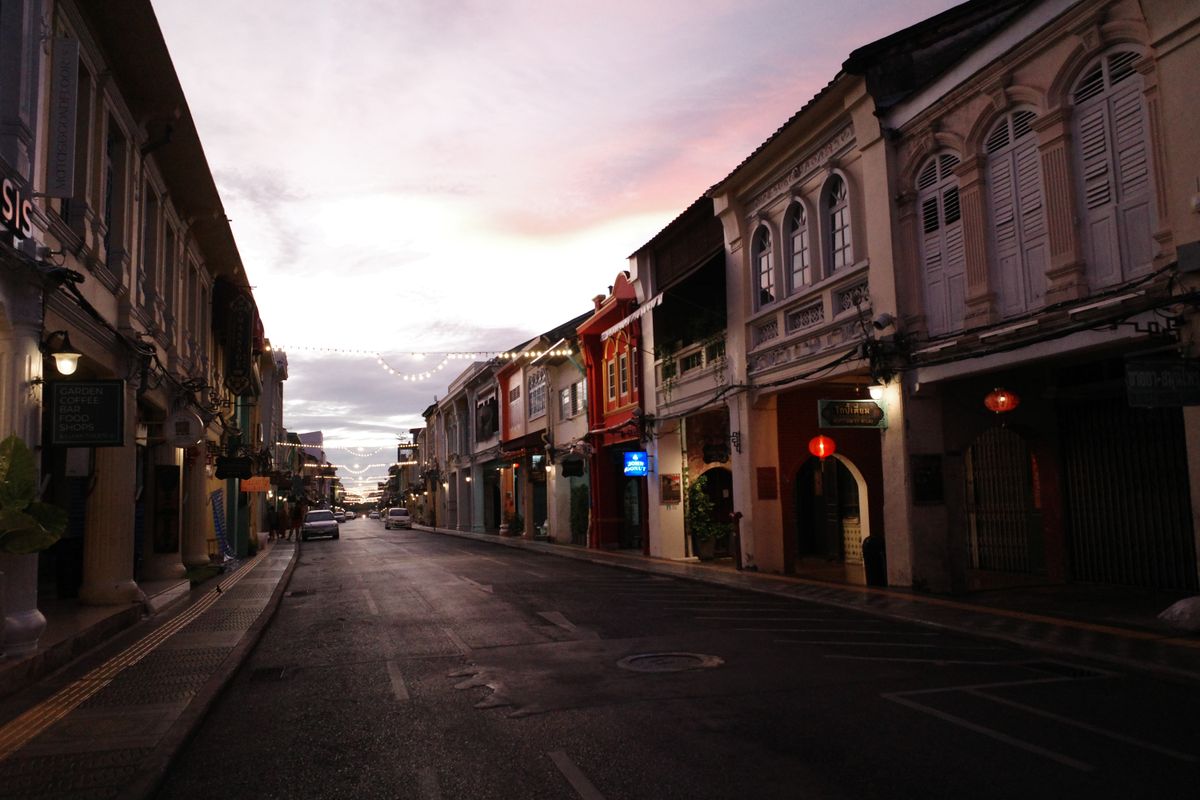 Unde te cazezi în Phuket - Old Town - clădiri sino-portugheze colorate