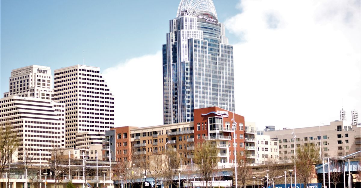 Skyline view of Cincinnati's Great American Tower on a sunny day.