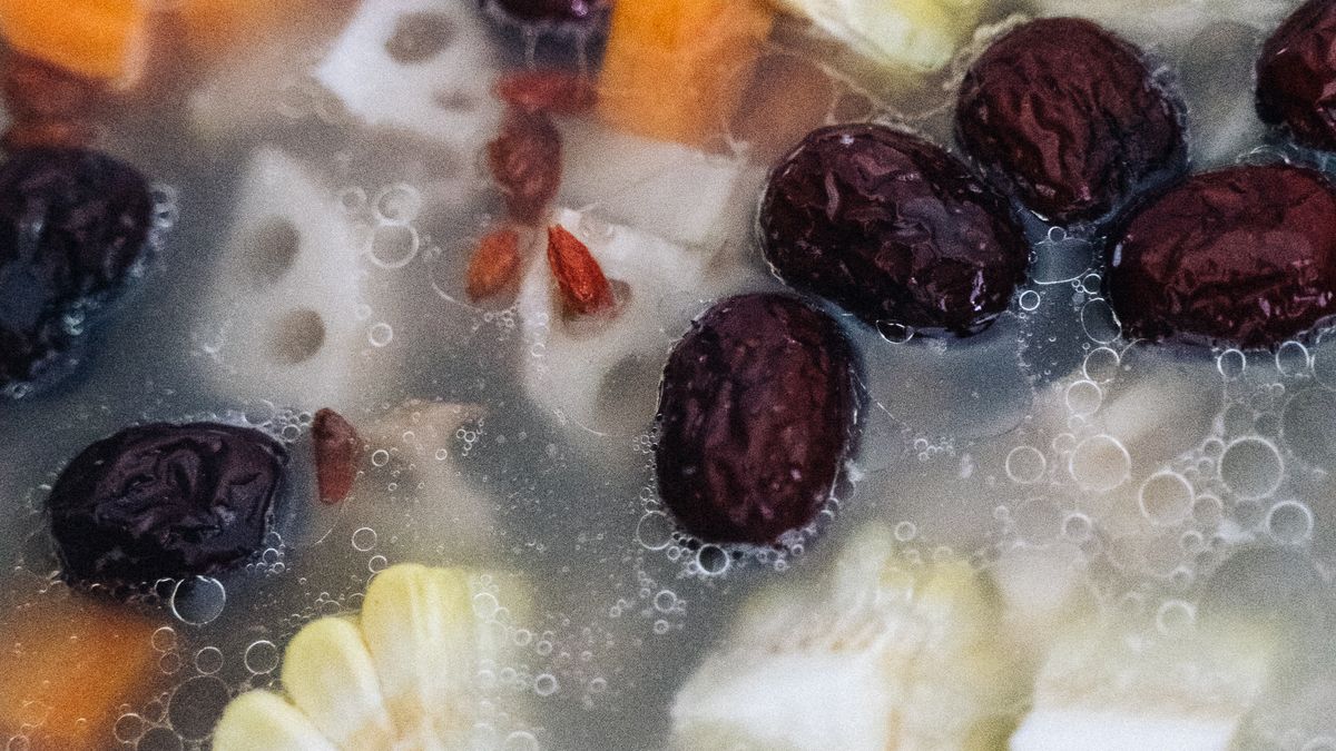 ingredientes frescos para preparo de sopa fit saudável com vegetais e temperos naturais